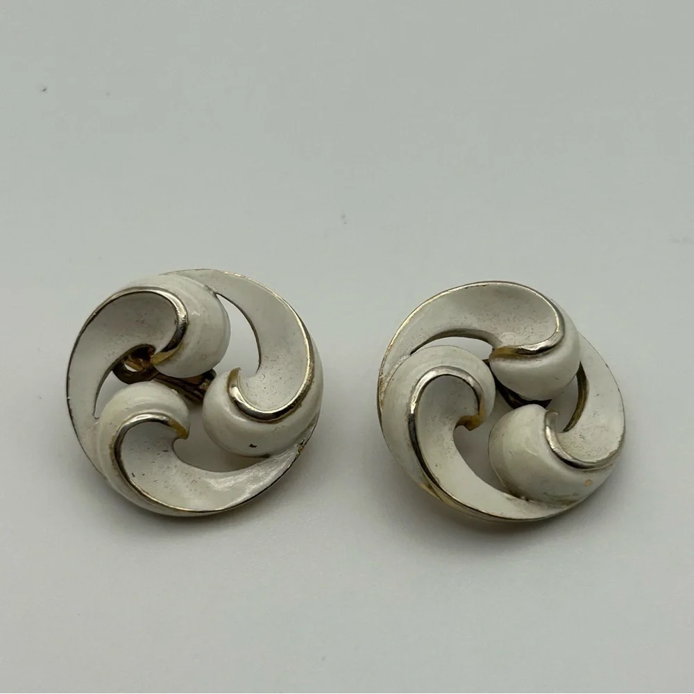 Vintage Trifari White Swirl Cream Clip On Earrings Gold Tone Filigree Statement